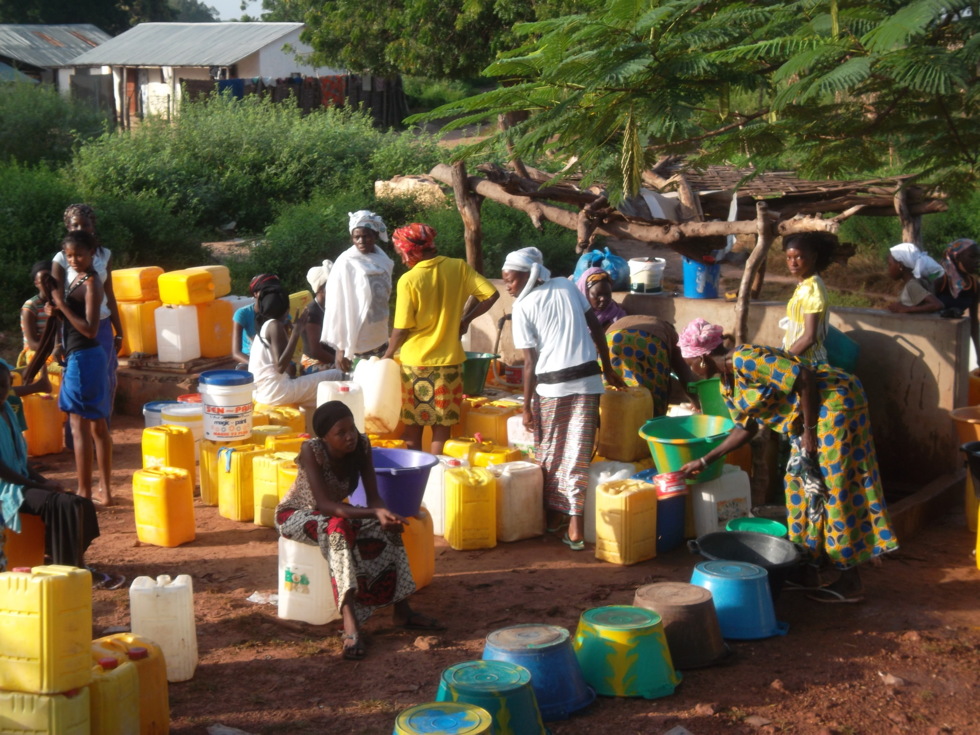 En milieu rural, les femmes passent des heures à la borne fontaine pour avoir le liquide précieux 