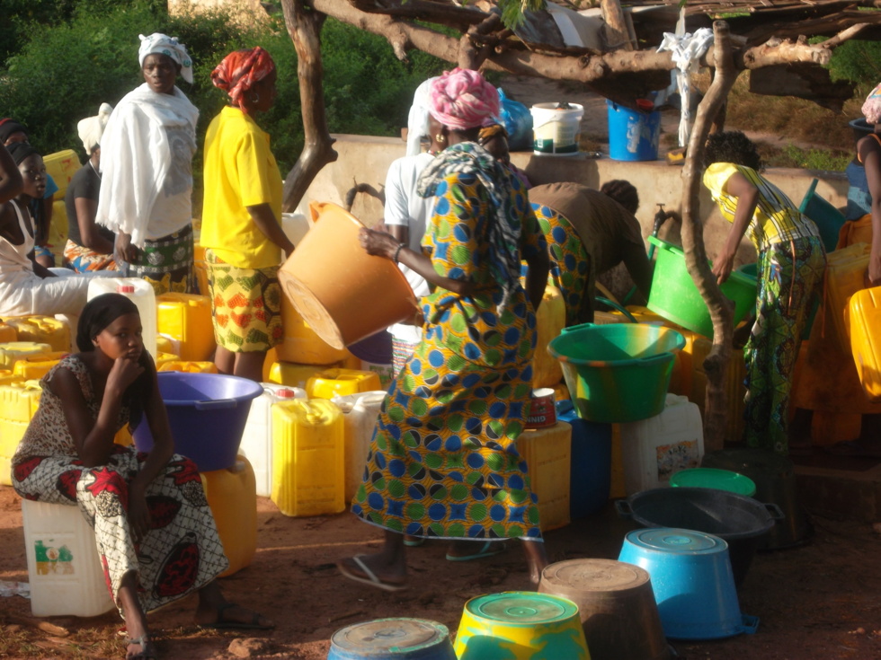 En milieu rural, les femmes passent des heures à la borne fontaine pour avoir le liquide précieux 