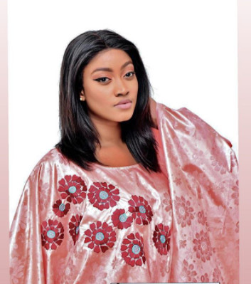 Ya Fatou de la série "Dérapages" toute splendide en boubou traditionnel (Photos) Ya Fatou de la série "Dérapages" toute splendide en boubou traditionnel (Photos)