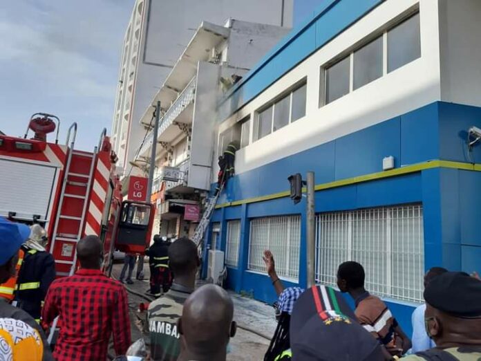 (PHOTOS): Incendie à l’agence Ecobank de Faidherbe