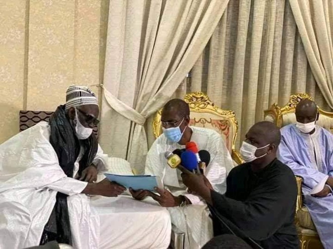 Touba - Macky Sall remet deux titres fonciers à Serigne Mountakha Mbacké