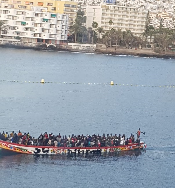 Scène spectaculaire en Espagne: Plus d’un millier de migrants africains arrivés aux îles Canaries en l’espace de 48 heures Scène spectaculaire en Espagne: Plus d’un millier de migrants africains arrivés aux îles Canaries en l’espace de 48 heures
