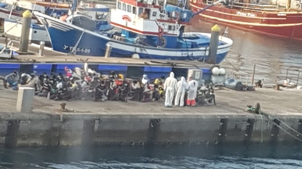 Scène spectaculaire en Espagne: Plus d’un millier de migrants africains arrivés aux îles Canaries en l’espace de 48 heures Scène spectaculaire en Espagne: Plus d’un millier de migrants africains arrivés aux îles Canaries en l’espace de 48 heures