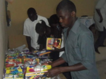 L'association Jeunesse Engagée et Responsable de Saint-Louis distribue 310 lots de fournitures aux enfants démunis