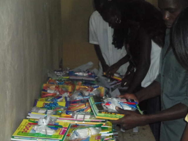 L'association Jeunesse Engagée et Responsable de Saint-Louis distribue 310 lots de fournitures aux enfants démunis