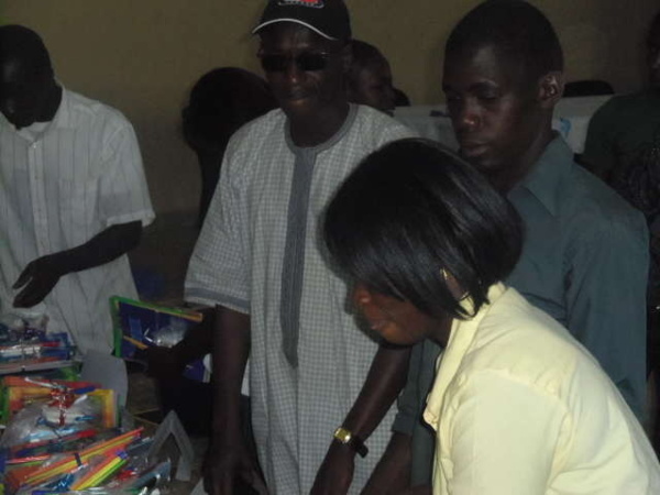 L'association Jeunesse Engagée et Responsable de Saint-Louis distribue 310 lots de fournitures aux enfants démunis