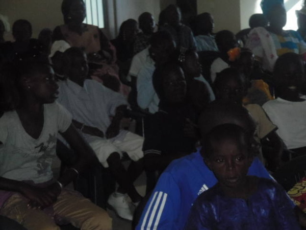 L'association Jeunesse Engagée et Responsable de Saint-Louis distribue 310 lots de fournitures aux enfants démunis