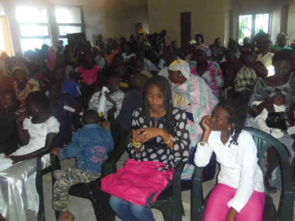 L'association Jeunesse Engagée et Responsable de Saint-Louis distribue 310 lots de fournitures aux enfants démunis