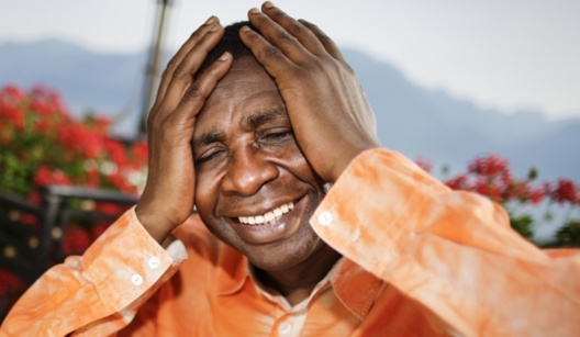 Une ravissante jeune fille envoie balader un DG très proche de Youssou Ndour