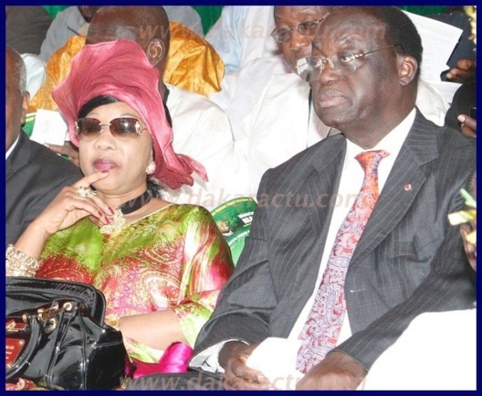 Moustapha Niasse et Mme très relax à la place de l'indépendance