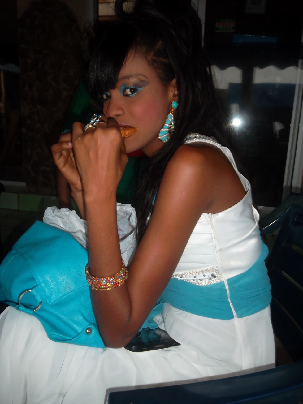 La belle Fatima raffole grave un beignet La belle Fatima raffole grave un beignet
