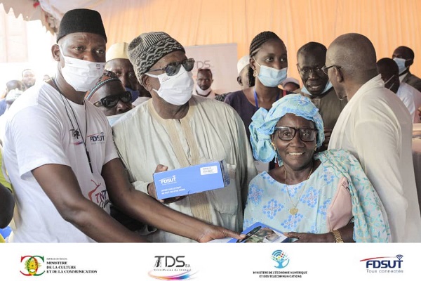 Saint-Louis: La TDS-s et le FDSUT offrent 7000 décodeurs aux foyers vulnérables pour aider à finaliser la transition numérique Saint-Louis: La TDS-s et le FDSUT offrent 7000 décodeurs aux foyers vulnérables pour aider à finaliser la transition numérique