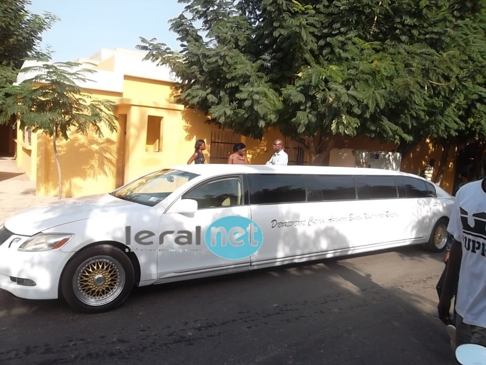 Serigne Modou Kara dans sa luxueuse limousine