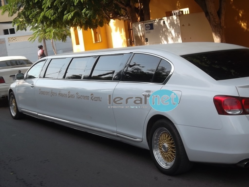 Serigne Modou Kara dans sa luxueuse limousine