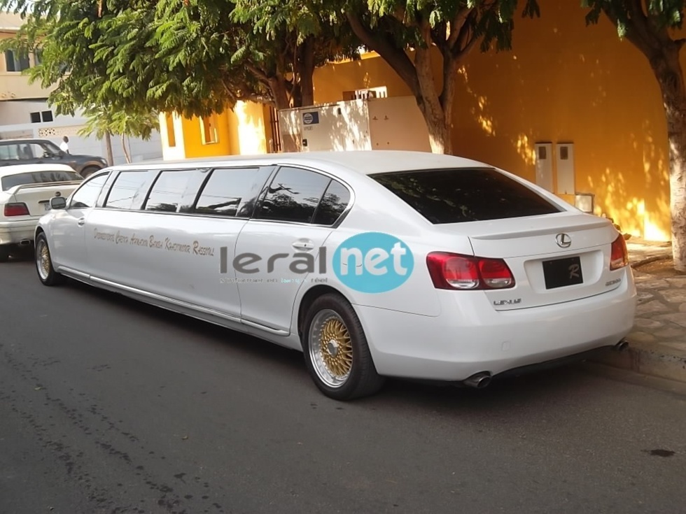 Serigne Modou Kara dans sa luxueuse limousine