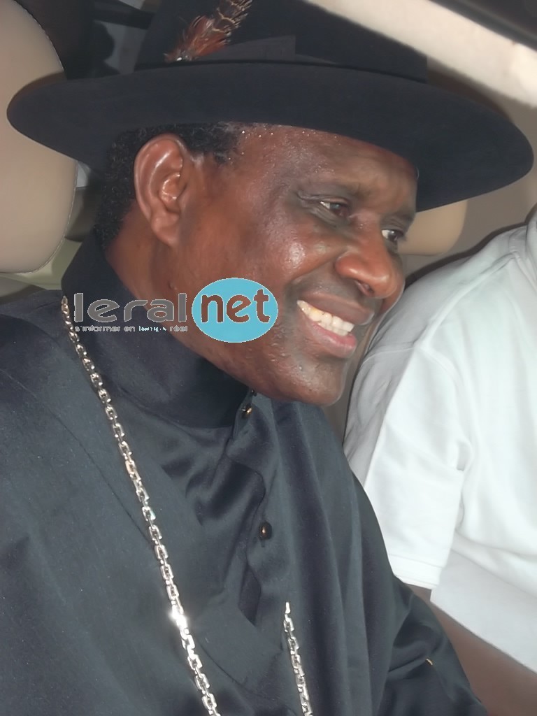 Serigne Modou Kara dans sa luxueuse limousine
