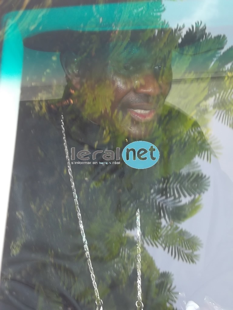 Serigne Modou Kara dans sa luxueuse limousine