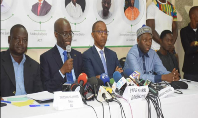 Abdoul Mbaye et Cie sur le nouveau gouvernement: « Le retour aux affaires de personnages qui considèrent la politique comme un simple moyen de s’enrichir » Abdoul Mbaye et Cie sur le nouveau gouvernement: « Le retour aux affaires de personnages qui considèrent la politique comme un simple moyen de s’enrichir »