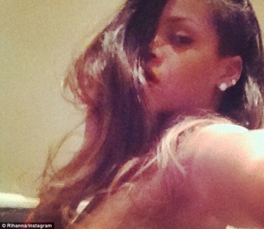 Rihanna : topless sur instagram pour énerver Chris Brown ?