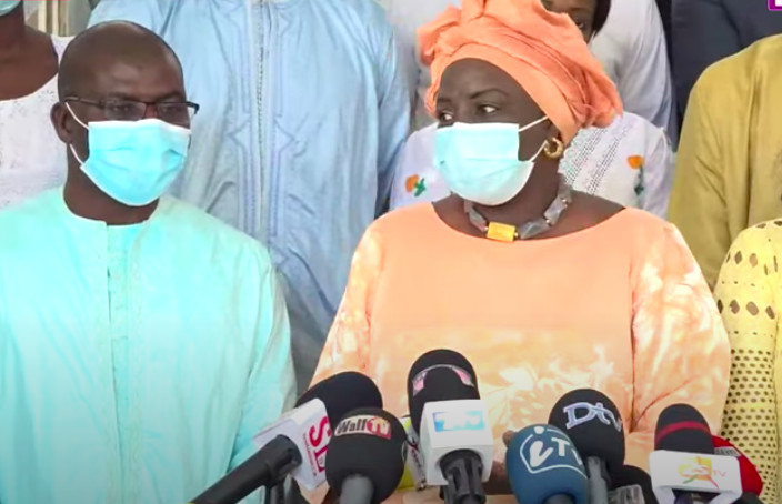 Passation de service suivie d’une déclaration : Mimi Touré zappe Macky, mais laisse aussi les Sénégalais sur leur faim Passation de service suivie d’une déclaration : Mimi Touré zappe Macky, mais laisse aussi les Sénégalais sur leur faim