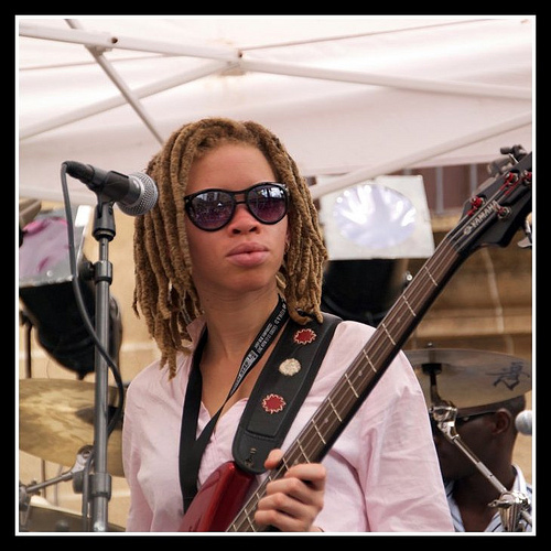 Maah Khoudia Keita, la bassiste du Takeifa contre la stigmatisation des albinos