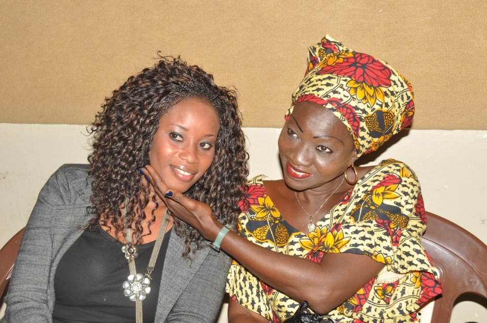Astel Badji de Un Café avec... à côté de l'expérimentée comédienne Ndèye Mour