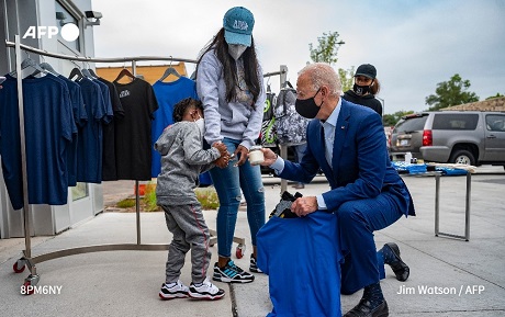 Le président américain Joe Biden à genoux devant le fils de Georges Floyd: Une fake news largement partagée