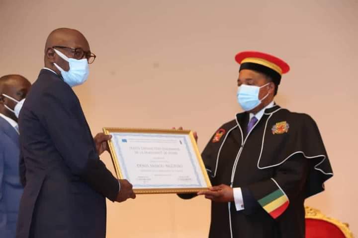 Culture: Abdoulaye_Diop, le ministre de la Culture, remet une distinction au président Denis Sassou Nguesso