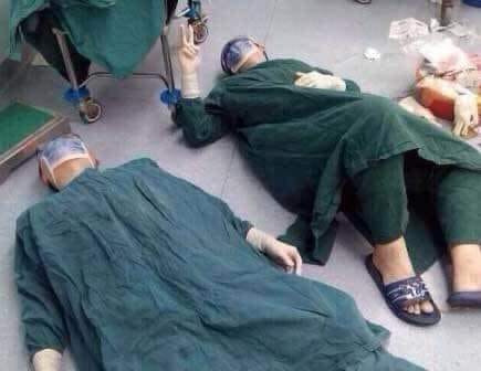 Une prouesse immortalisée: Des chirurgiens chinois effondrés sur le sol d'une salle après les 32 heures d'une opération 