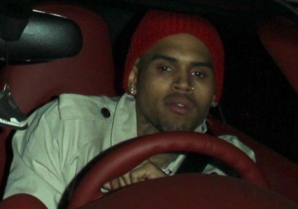 Chris Brown : Shoppez son bonnet rouge pour clubber avec Rihanna !