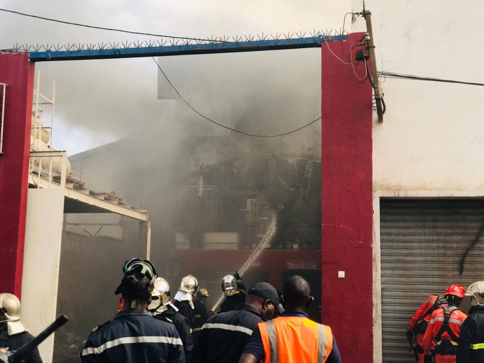 Urgent : Violent incendie au Môle 10 du Port autonome de Dakar ( En direct sur LERAL TV )