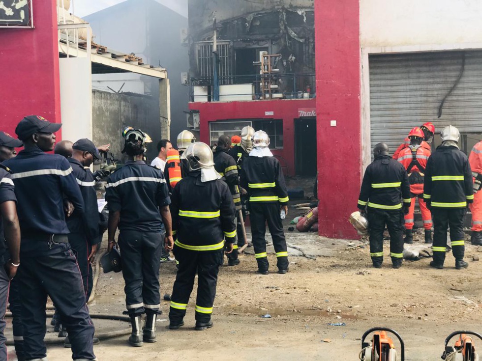 Urgent : Violent incendie au Môle 10 du Port autonome de Dakar ( En direct sur LERAL TV )