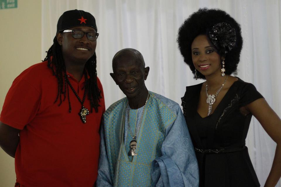 Les artistes Adjouza, Didier Awadi avec le tambour major Doudou Ndiaye Rose 