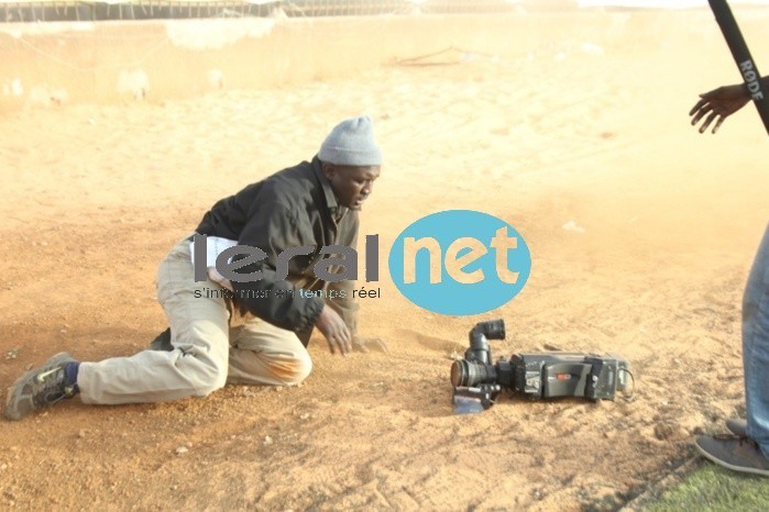 Chute spectaculaire du cameraman qui suivait Balla Gaye 2 au stade Demba Diop