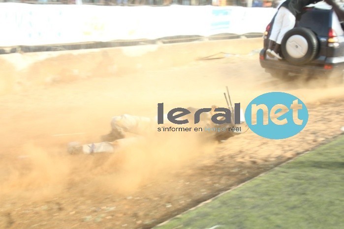 Chute spectaculaire du cameraman qui suivait Balla Gaye 2 au stade Demba Diop