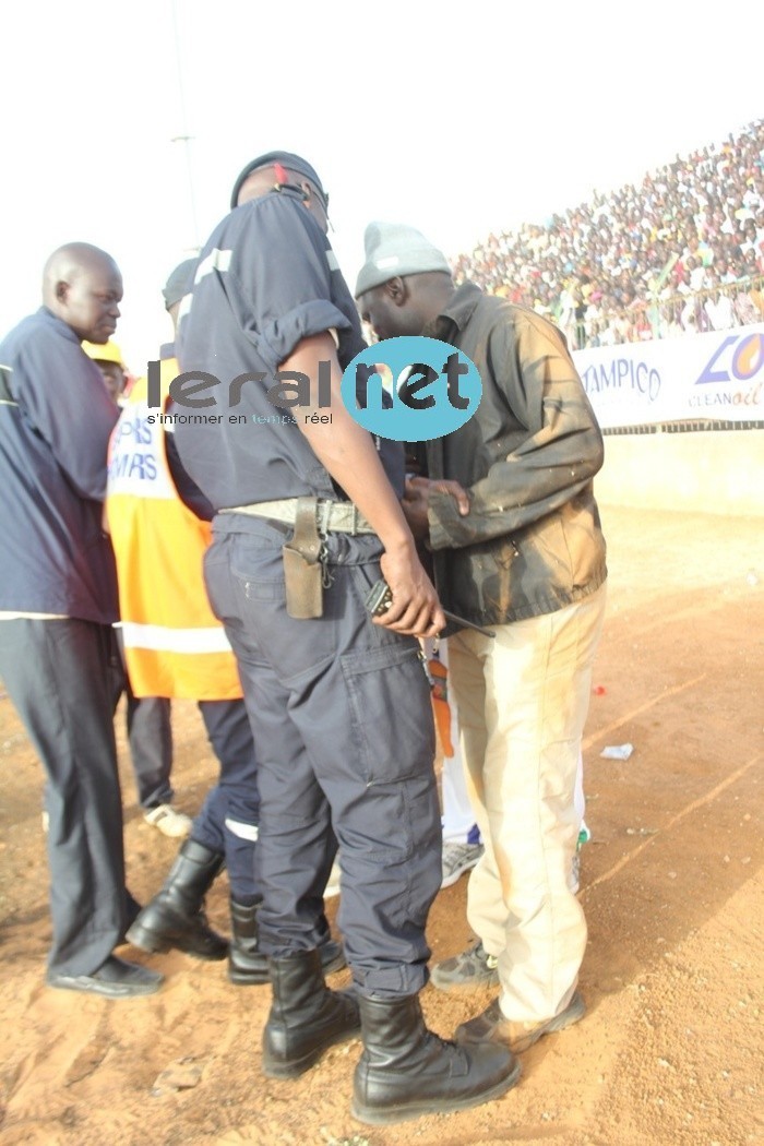 Chute spectaculaire du cameraman qui suivait Balla Gaye 2 au stade Demba Diop