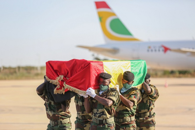 Hommage à Pape Bouba Diop : les images immortalisant les adieux de la nation à son fils