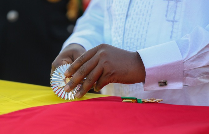 Hommage à Pape Bouba Diop : les images immortalisant les adieux de la nation à son fils