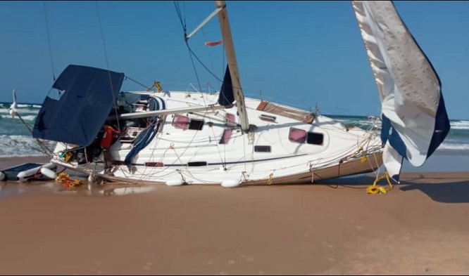 Un voilier échoue sur une plage à Guédiawaye: La police ouvre une enquête