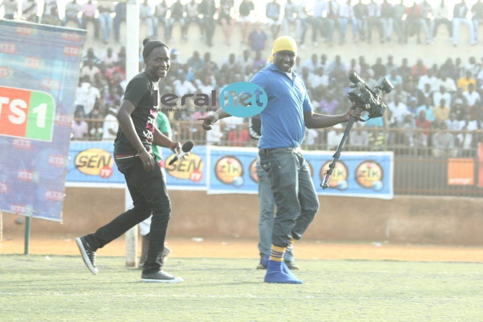 Modou Mbaye, le fils de Bécaye Mbaye avec son cameraman