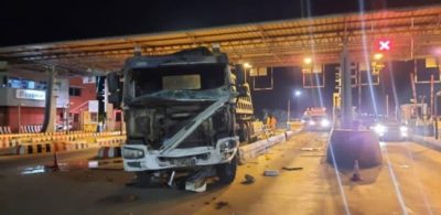 Un camion fou rase les équipements du péage