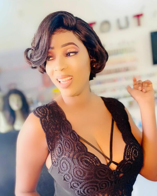 Marie Pierre, la « femme du DG » enflamme la toile avec ses nouveaux clichés très hot (Photos)