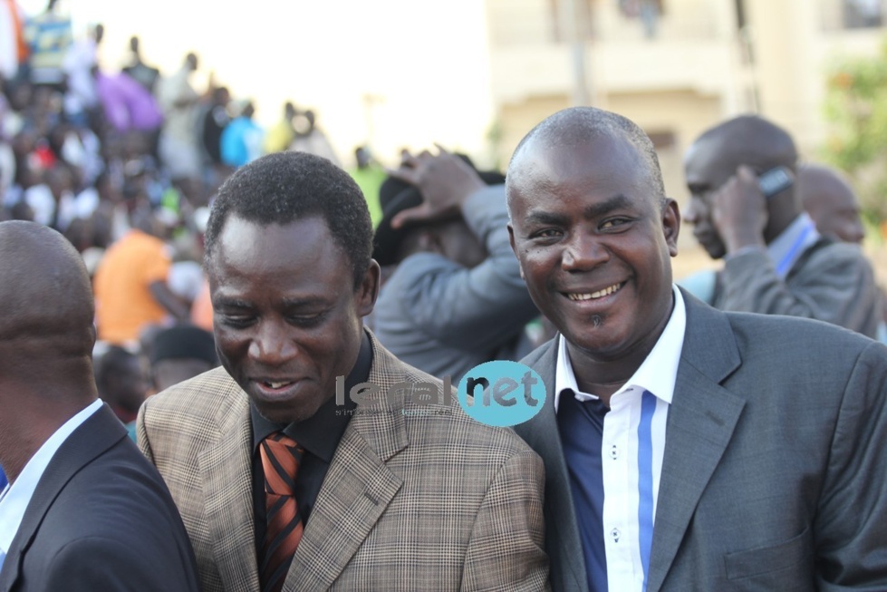 Bécaye Mbaye à côté de son ami Thione Seck