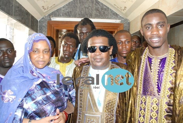 Wally Seck avec sa maman et son mara lors du baptême de sa fille