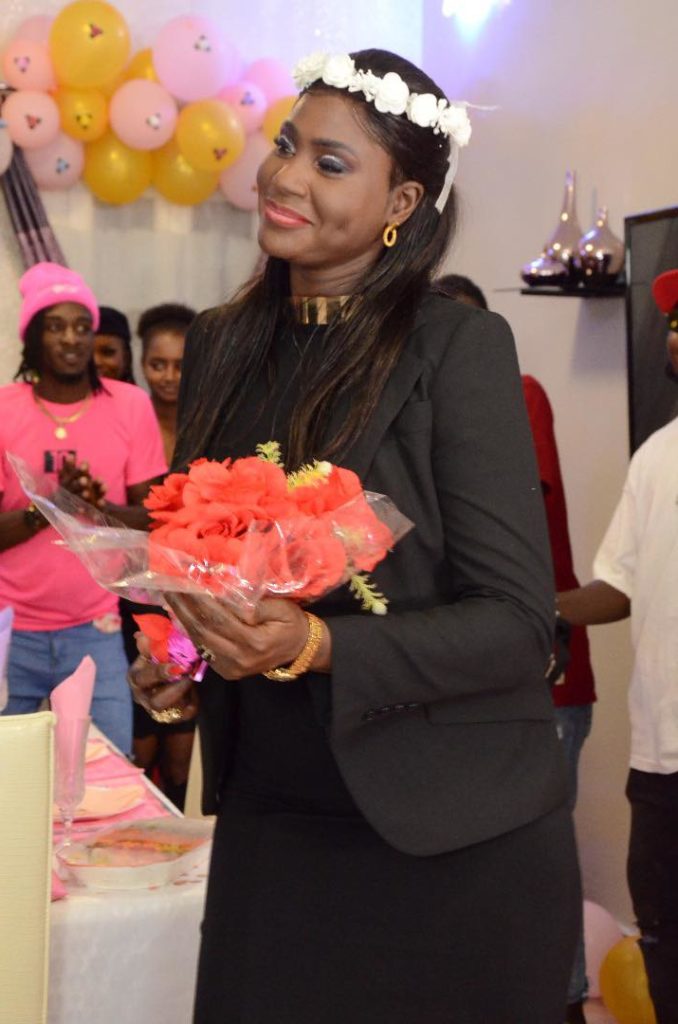 L'actrice Maïmouna « Dinama Nekh » fête son anniversaire en grande pompe, aux côtés de son mari Metzo Diatta (Photos) L'actrice Maïmouna « Dinama Nekh » fête son anniversaire en grande pompe, aux côtés de son mari Metzo Diatta (Photos)