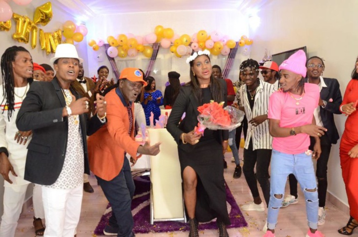 L'actrice Maïmouna « Dinama Nekh » fête son anniversaire en grande pompe, aux côtés de son mari Metzo Diatta (Photos) L'actrice Maïmouna « Dinama Nekh » fête son anniversaire en grande pompe, aux côtés de son mari Metzo Diatta (Photos)