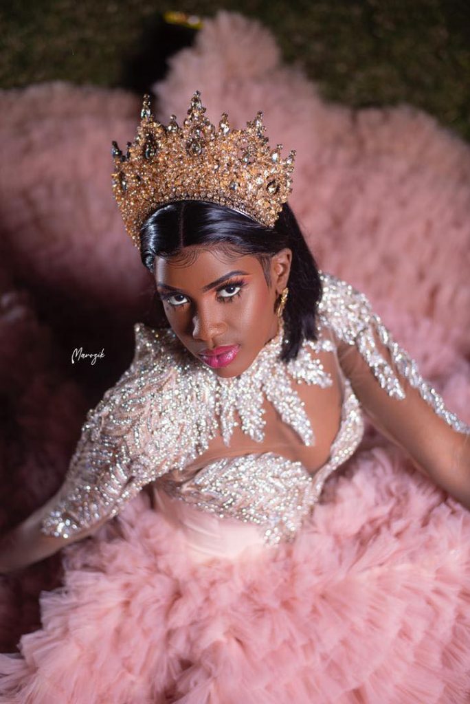 La chanteuse Sokhou Bb dans une magnifique robe "Barbie", secoue la toile ! (Photos)