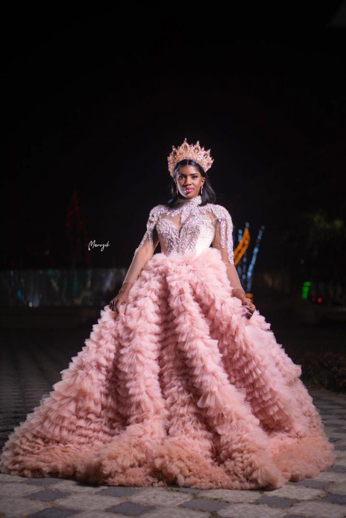 La chanteuse Sokhou Bb dans une magnifique robe "Barbie", secoue la toile ! (Photos)