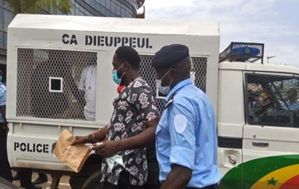 Accident, insultes, rébellion: Retour sur la Marocaine qui a créé un boucan au commissariat de Dieuppeul Accident, insultes, rébellion: Retour sur la Marocaine qui a créé un boucan au commissariat de Dieuppeul