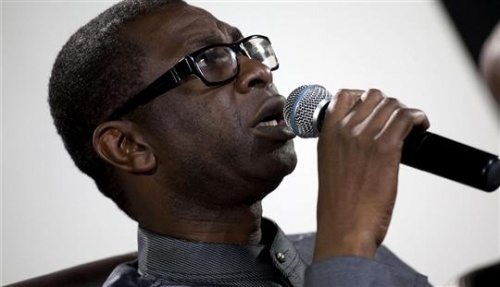Youssou Ndour chante à Mboumba